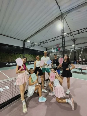 doi mu luoi trai va luoi choi pickleball ngoai troi